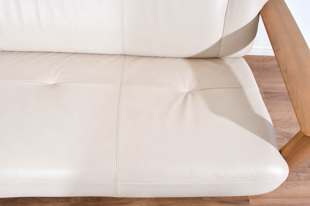 中古　カリモク家具(karimoku)　オーク材　本革(レザー)　ナチュラルモダンな3人掛けソファ　定価約28万円　(R-087544)