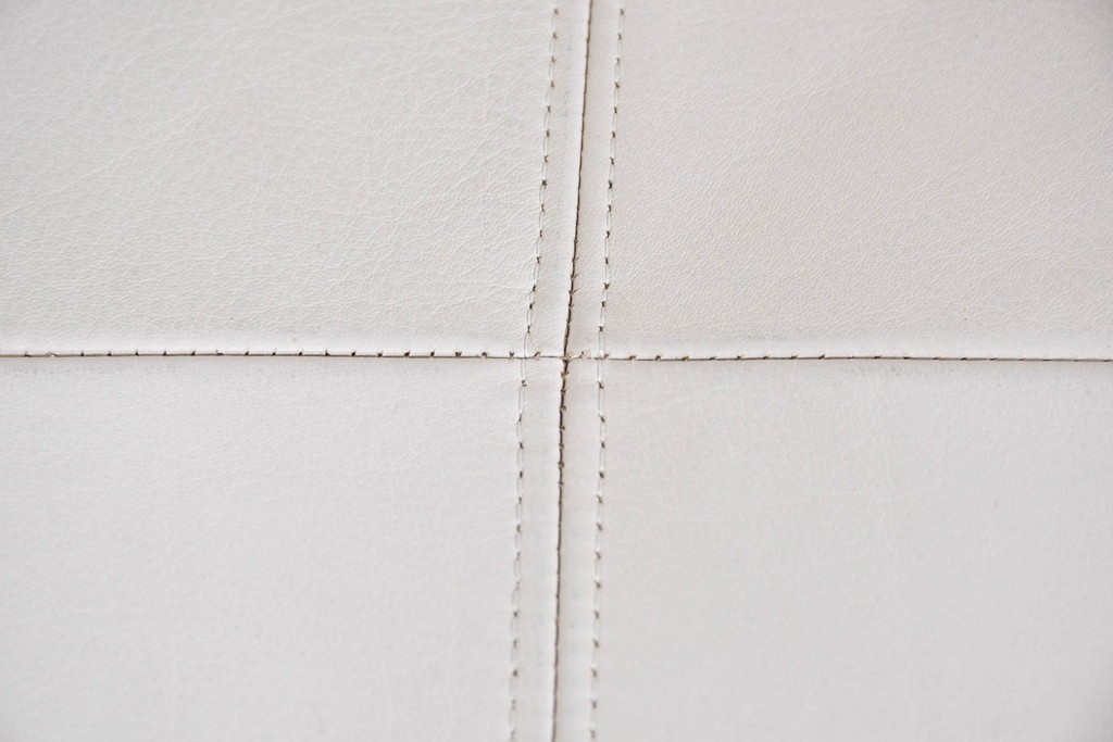 中古　カリモク家具(karimoku)　オーク材　本革(レザー)　ナチュラルモダンな3人掛けソファ　定価約28万円　(R-087544)