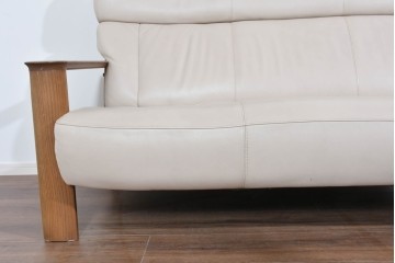 中古　カリモク家具(karimoku)　オーク材　本革(レザー)　ナチュラルモダンな3人掛けソファ　定価約28万円　(R-087544)