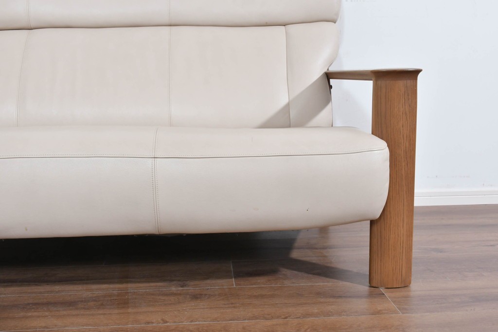 中古　カリモク家具(karimoku)　オーク材　本革(レザー)　ナチュラルモダンな3人掛けソファ　定価約28万円　(R-087544)