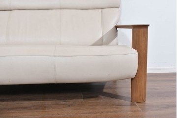 中古　カリモク家具(karimoku)　オーク材　本革(レザー)　ナチュラルモダンな3人掛けソファ　定価約28万円　(R-087544)