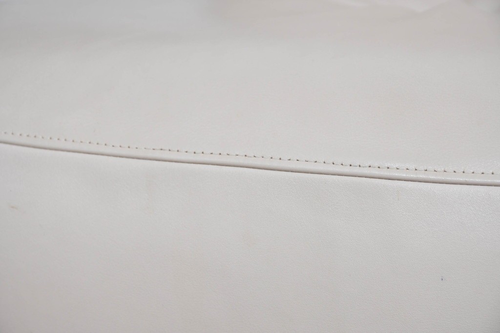 中古　カリモク家具(karimoku)　オーク材　本革(レザー)　ナチュラルモダンな3人掛けソファ　定価約28万円　(R-087544)