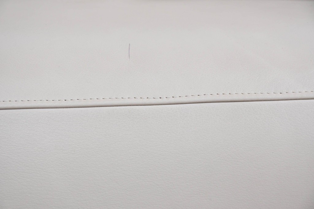 中古　カリモク家具(karimoku)　オーク材　本革(レザー)　ナチュラルモダンな3人掛けソファ　定価約28万円　(R-087544)