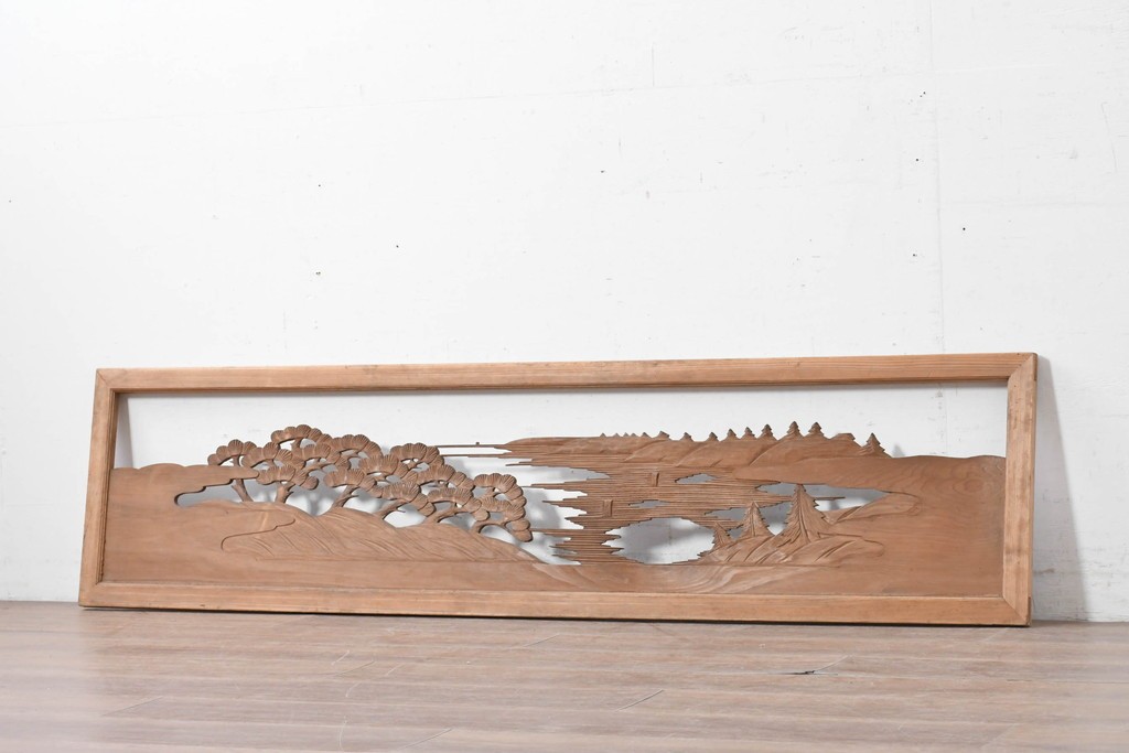 アンティーク建具　昭和初期　松と山水風景の彫刻が美しい欄間1枚　(R-087546)