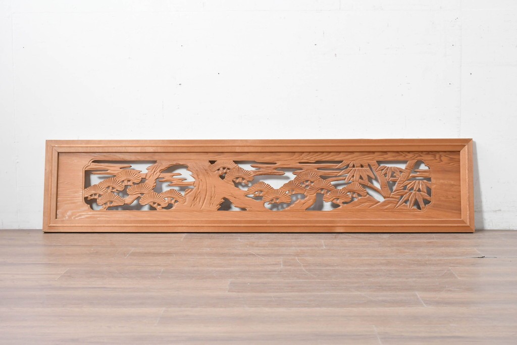 ヴィンテージ建具　昭和中期　松竹の彫刻が施された欄間1枚　(R-087549)