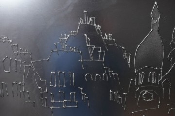現代アート　在銘　R.Akiyama(秋山亮太)作　クラシカルなパリの街並みを描いた特大ガラスパネルアート　(R-087552)