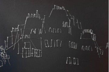 現代アート　在銘　R.Akiyama(秋山亮太)作　クラシカルなパリの街並みを描いた特大ガラスパネルアート　(R-087552)