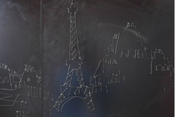 現代アート　在銘　R.Akiyama(秋山亮太)作　クラシカルなパリの街並みを描いた特大ガラスパネルアート　(R-087552)