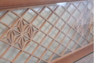 ヴィンテージ建具　昭和中期　両面ガラス　麻の葉模様の組子が美しい欄間1枚　(R-087553)