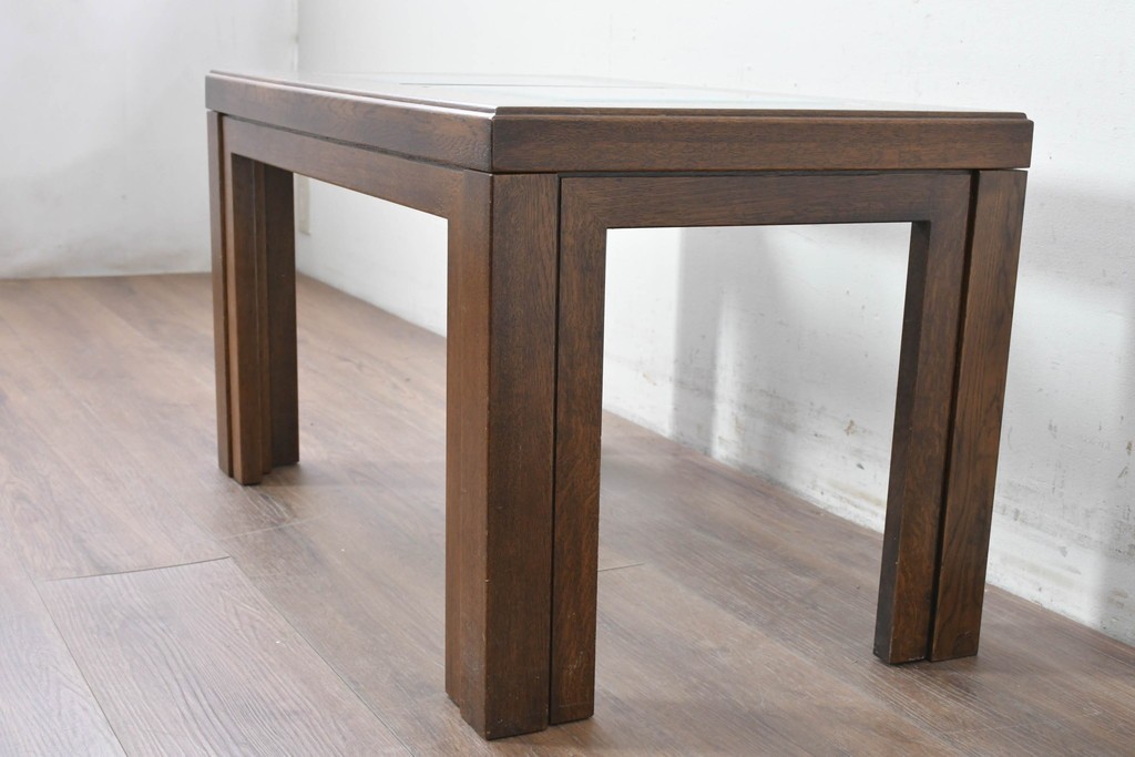 中古　美品　希少な廃番品　カリモク家具(karimoku)　domani(ドマーニ)　Morganton(モーガントン)　重厚な木製フレームのガラストップローテーブル　(R-087563)