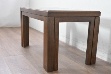 中古　美品　希少な廃番品　カリモク家具(karimoku)　domani(ドマーニ)　Morganton(モーガントン)　重厚な木製フレームのガラストップローテーブル　(R-087563)