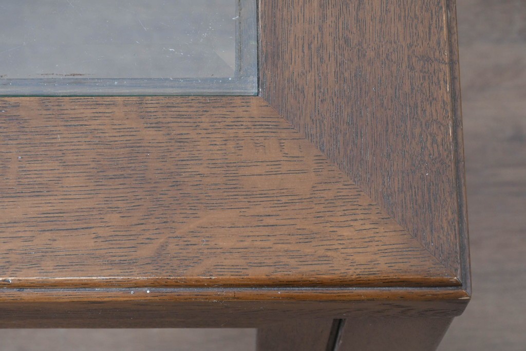 中古　美品　希少な廃番品　カリモク家具(karimoku)　domani(ドマーニ)　Morganton(モーガントン)　重厚な木製フレームのガラストップローテーブル　(R-087563)