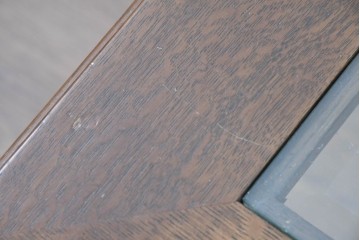 中古　美品　希少な廃番品　カリモク家具(karimoku)　domani(ドマーニ)　Morganton(モーガントン)　重厚な木製フレームのガラストップローテーブル　(R-087563)