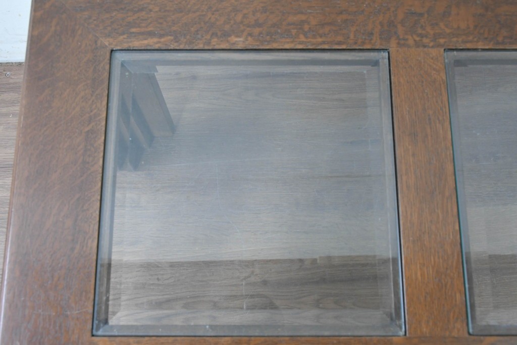 中古　美品　希少な廃番品　カリモク家具(karimoku)　domani(ドマーニ)　Morganton(モーガントン)　重厚な木製フレームのガラストップローテーブル　(R-087563)