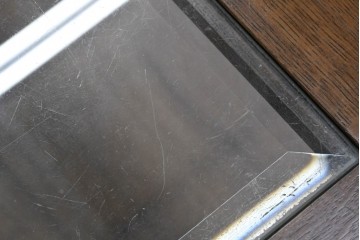 中古　美品　希少な廃番品　カリモク家具(karimoku)　domani(ドマーニ)　Morganton(モーガントン)　重厚な木製フレームのガラストップローテーブル　(R-087563)