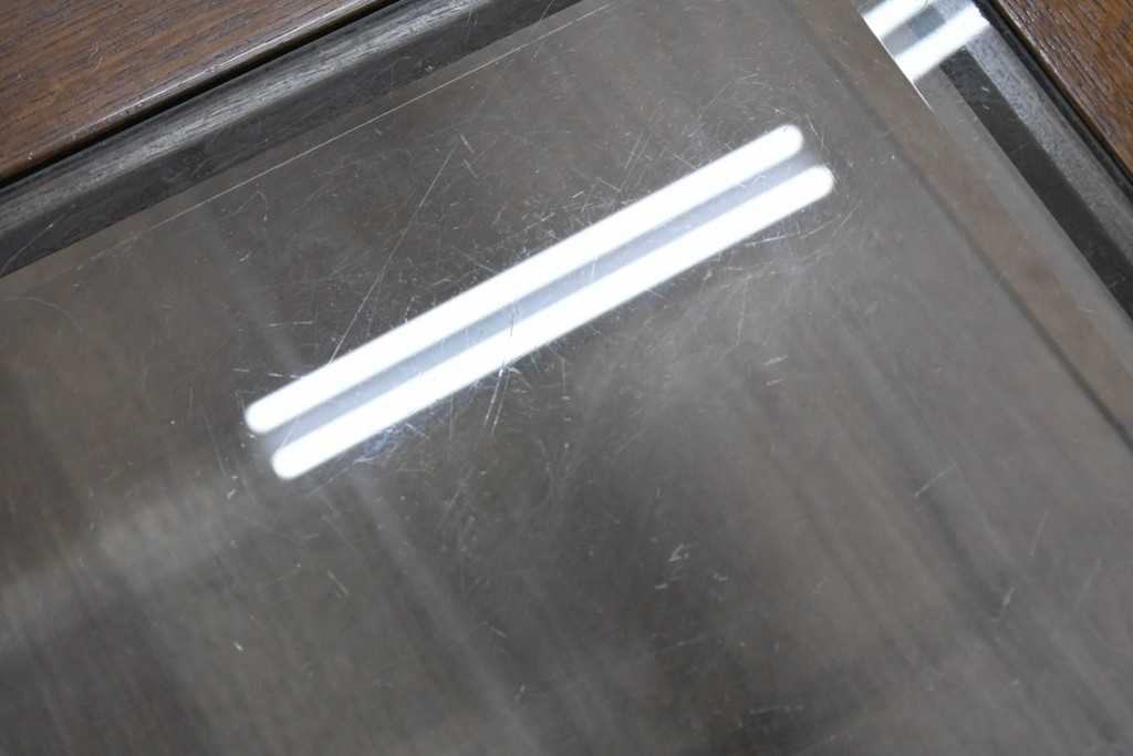 中古　美品　希少な廃番品　カリモク家具(karimoku)　domani(ドマーニ)　Morganton(モーガントン)　重厚な木製フレームのガラストップローテーブル　(R-087563)