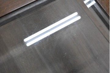 中古　美品　希少な廃番品　カリモク家具(karimoku)　domani(ドマーニ)　Morganton(モーガントン)　重厚な木製フレームのガラストップローテーブル　(R-087563)