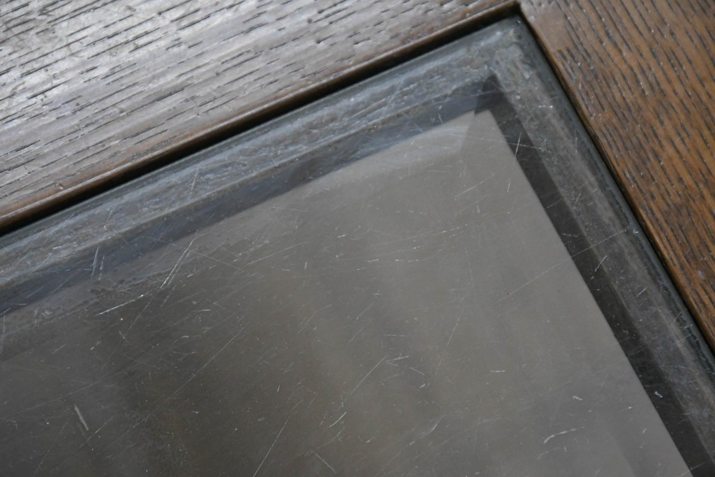 中古　美品　希少な廃番品　カリモク家具(karimoku)　domani(ドマーニ)　Morganton(モーガントン)　重厚な木製フレームのガラストップローテーブル　(R-087563)