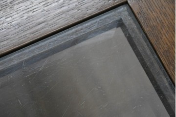 中古　美品　希少な廃番品　カリモク家具(karimoku)　domani(ドマーニ)　Morganton(モーガントン)　重厚な木製フレームのガラストップローテーブル　(R-087563)