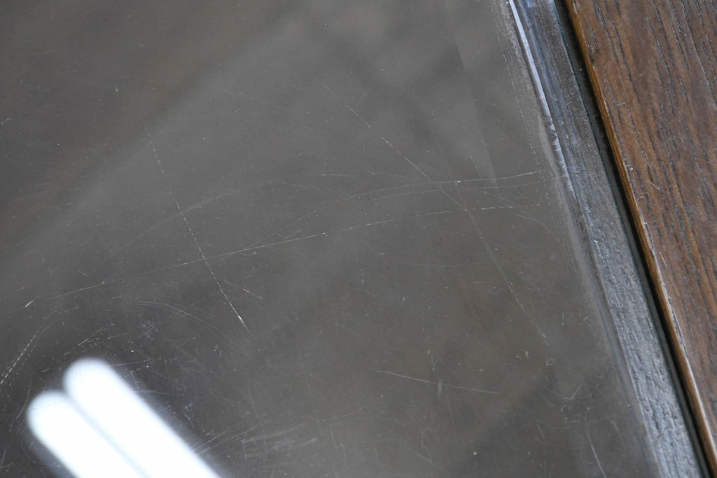 中古　美品　希少な廃番品　カリモク家具(karimoku)　domani(ドマーニ)　Morganton(モーガントン)　重厚な木製フレームのガラストップローテーブル　(R-087563)