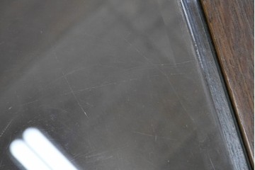 中古　美品　希少な廃番品　カリモク家具(karimoku)　domani(ドマーニ)　Morganton(モーガントン)　重厚な木製フレームのガラストップローテーブル　(R-087563)