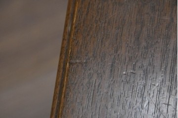 中古　美品　希少な廃番品　カリモク家具(karimoku)　domani(ドマーニ)　Morganton(モーガントン)　重厚な木製フレームのガラストップローテーブル　(R-087563)