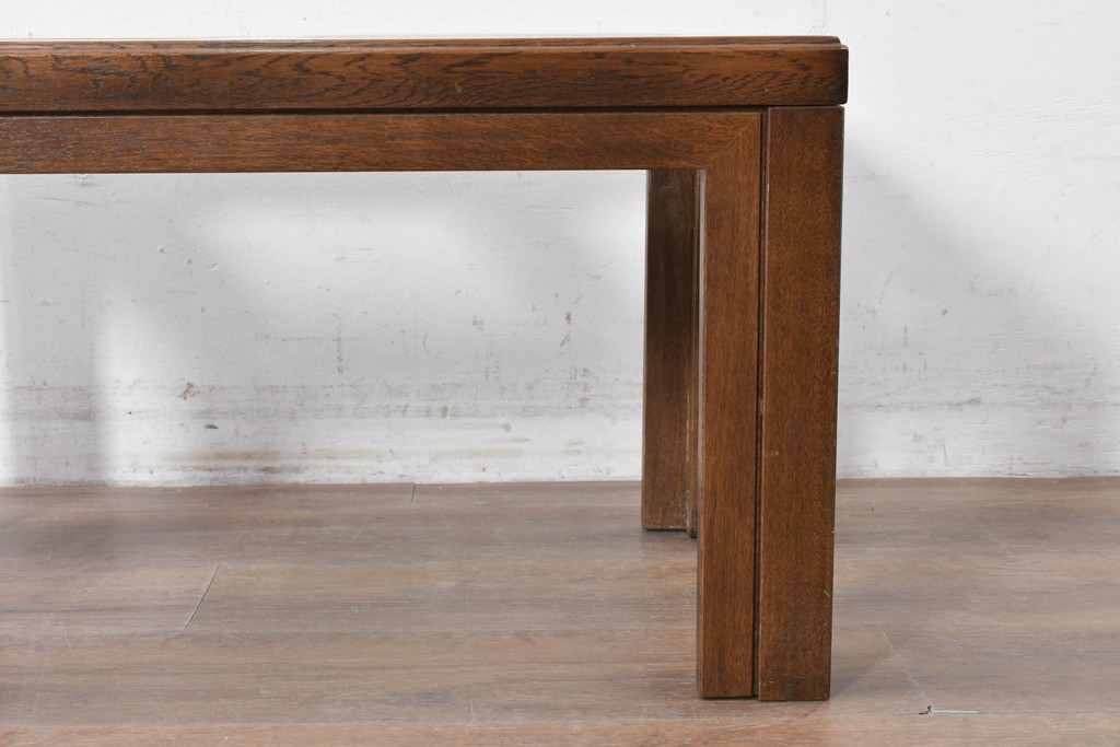 中古　美品　希少な廃番品　カリモク家具(karimoku)　domani(ドマーニ)　Morganton(モーガントン)　重厚な木製フレームのガラストップローテーブル　(R-087563)