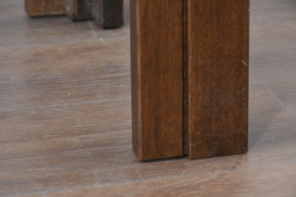 中古　美品　希少な廃番品　カリモク家具(karimoku)　domani(ドマーニ)　Morganton(モーガントン)　重厚な木製フレームのガラストップローテーブル　(R-087563)