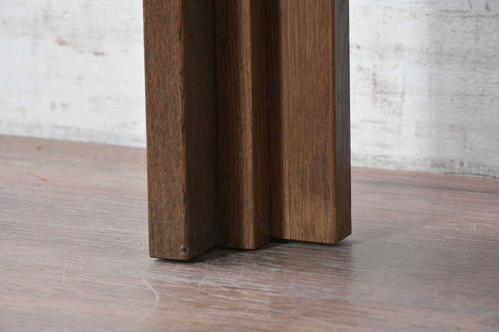 中古　美品　希少な廃番品　カリモク家具(karimoku)　domani(ドマーニ)　Morganton(モーガントン)　重厚な木製フレームのガラストップローテーブル　(R-087563)