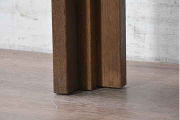 中古　美品　希少な廃番品　カリモク家具(karimoku)　domani(ドマーニ)　Morganton(モーガントン)　重厚な木製フレームのガラストップローテーブル　(R-087563)