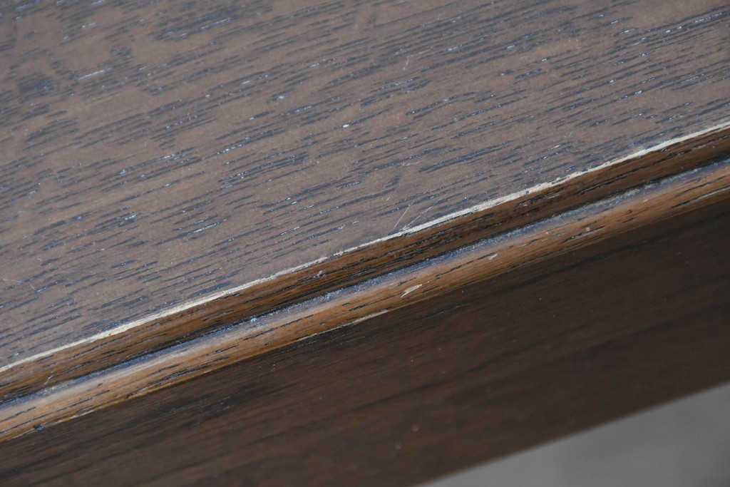 中古　美品　希少な廃番品　カリモク家具(karimoku)　domani(ドマーニ)　Morganton(モーガントン)　重厚な木製フレームのガラストップローテーブル　(R-087563)