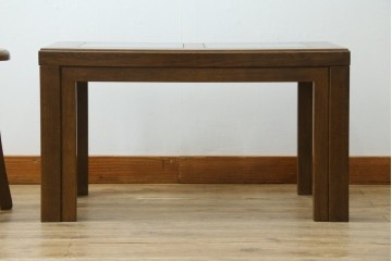中古　美品　希少な廃番品　カリモク家具(karimoku)　domani(ドマーニ)　Morganton(モーガントン)　重厚な木製フレームのガラストップローテーブル　(R-087563)