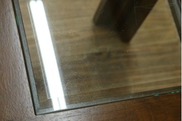 中古　美品　希少な廃番品　カリモク家具(karimoku)　domani(ドマーニ)　Morganton(モーガントン)　重厚な木製フレームのガラストップローテーブル　(R-087563)