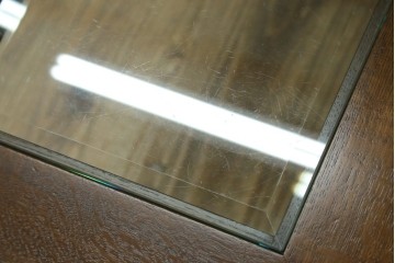 中古　美品　希少な廃番品　カリモク家具(karimoku)　domani(ドマーニ)　Morganton(モーガントン)　重厚な木製フレームのガラストップローテーブル　(R-087563)