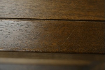 中古　美品　希少な廃番品　カリモク家具(karimoku)　domani(ドマーニ)　Morganton(モーガントン)　重厚な木製フレームのガラストップローテーブル　(R-087563)