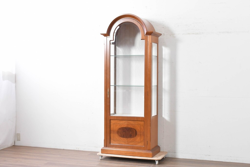 中古　イタリア製　高級家具　FP PASI(フランチェスコ・パージ)　アーチ型のトップが印象的なガラスキャビネット　(R-087564)