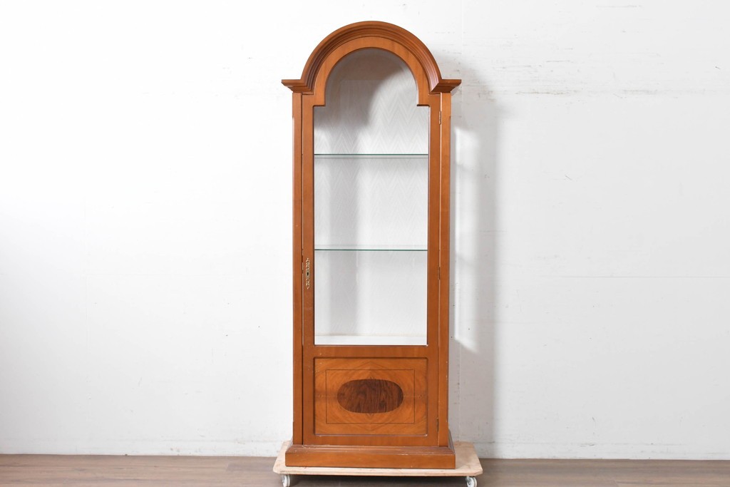 中古　イタリア製　高級家具　FP PASI(フランチェスコ・パージ)　アーチ型のトップが印象的なガラスキャビネット　(R-087564)