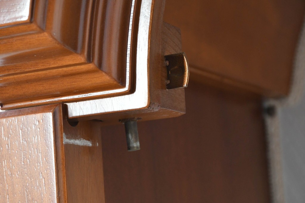 中古　イタリア製　高級家具　FP PASI(フランチェスコ・パージ)　アーチ型のトップが印象的なガラスキャビネット　(R-087564)