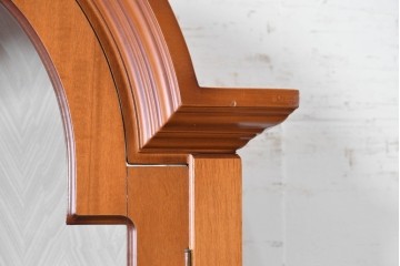 中古　イタリア製　高級家具　FP PASI(フランチェスコ・パージ)　アーチ型のトップが印象的なガラスキャビネット　(R-087564)