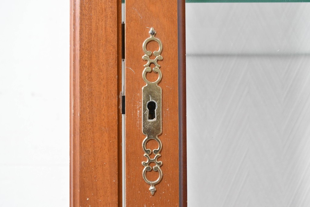 中古　イタリア製　高級家具　FP PASI(フランチェスコ・パージ)　アーチ型のトップが印象的なガラスキャビネット　(R-087564)