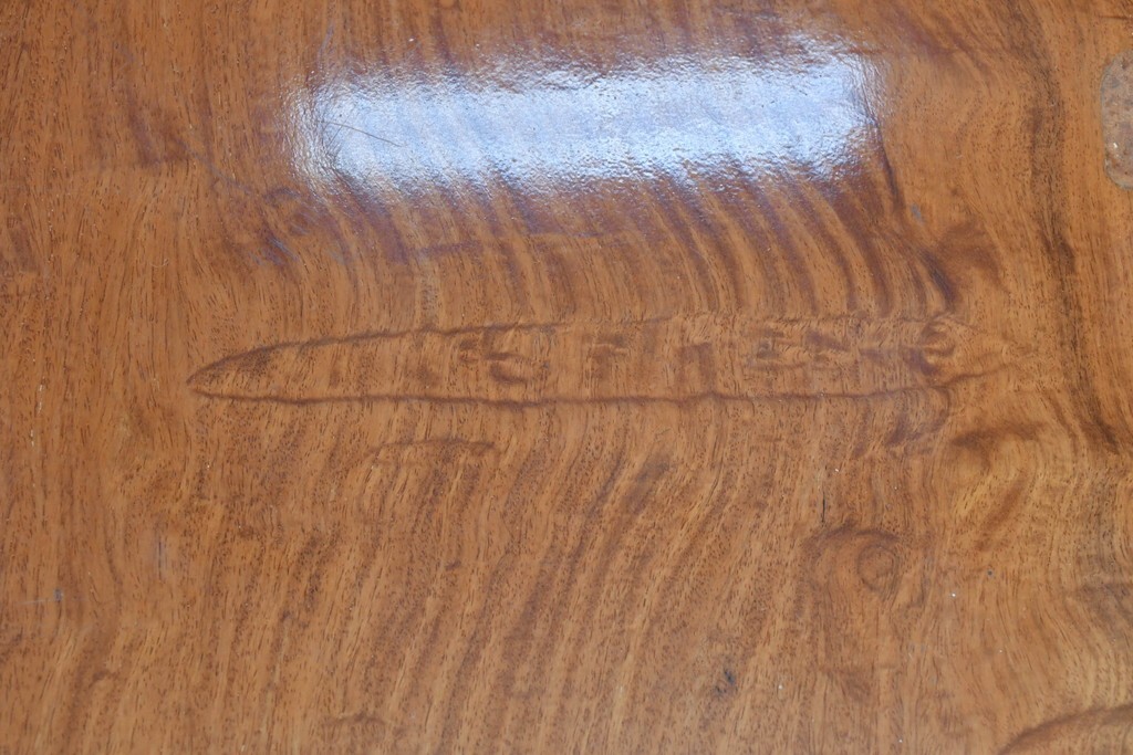 中古　花梨(カリン)材　一枚板ならではの力強い木肌が魅力の重厚な座卓　(R-087565)