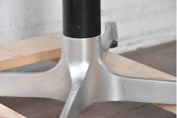 和製ヴィンテージ　ミッドセンチュリー　アルミ脚のシャープなデザインが目を惹くテーブル　(R-087566)