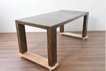中古　美品　希少な廃番品　関家具取り扱い　楢(ナラ)材　アンティーク調で重厚感ある佇まいのブルデンダイニングテーブル　(R-087568)