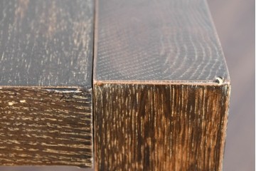 中古　美品　希少な廃番品　関家具取り扱い　楢(ナラ)材　アンティーク調で重厚感ある佇まいのブルデンダイニングテーブル　(R-087568)