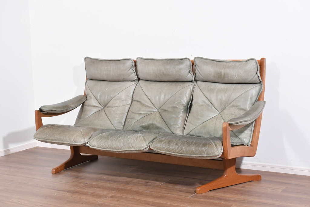 北欧ヴィンテージ　ノルウェー　Lied Mobler(リードモブラー)　本革　チーク材　時を重ねて深みを増した革の表情が味わい深い3人掛けソファ　(R-087571)