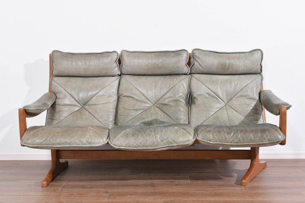 北欧ヴィンテージ　ノルウェー　Lied Mobler(リードモブラー)　本革　チーク材　時を重ねて深みを増した革の表情が味わい深い3人掛けソファ　(R-087571)