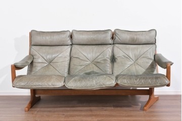 北欧ヴィンテージ　ノルウェー　Lied Mobler(リードモブラー)　本革　チーク材　時を重ねて深みを増した革の表情が味わい深い3人掛けソファ　(R-087571)