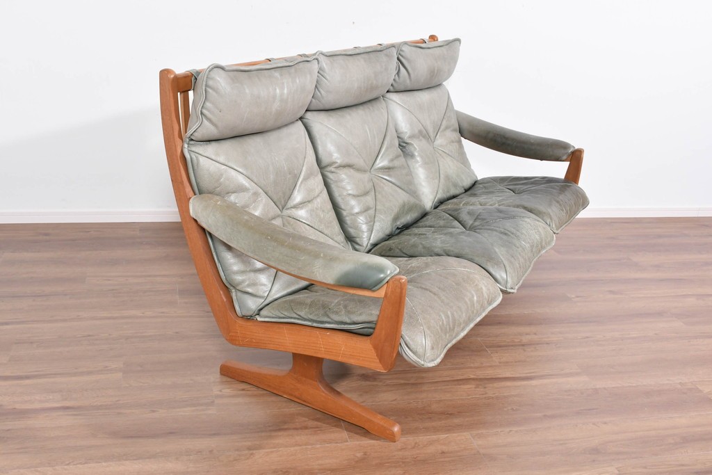 北欧ヴィンテージ　ノルウェー　Lied Mobler(リードモブラー)　本革　チーク材　時を重ねて深みを増した革の表情が味わい深い3人掛けソファ　(R-087571)