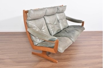 北欧ヴィンテージ　ノルウェー　Lied Mobler(リードモブラー)　本革　チーク材　時を重ねて深みを増した革の表情が味わい深い3人掛けソファ　(R-087571)