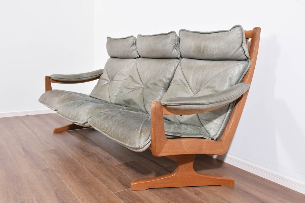 北欧ヴィンテージ　ノルウェー　Lied Mobler(リードモブラー)　本革　チーク材　時を重ねて深みを増した革の表情が味わい深い3人掛けソファ　(R-087571)